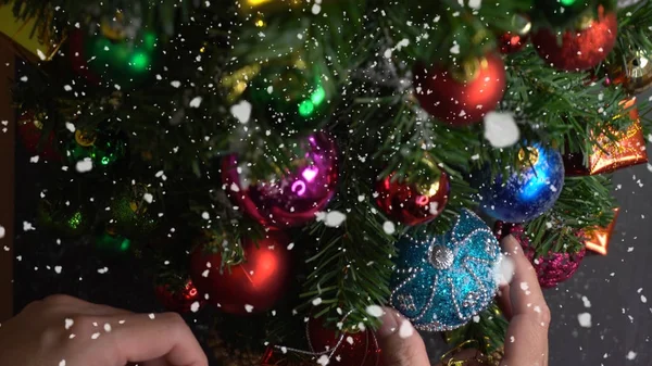 Hälsning säsong concept.hand inställningen av ornament på en jul — Stockfoto