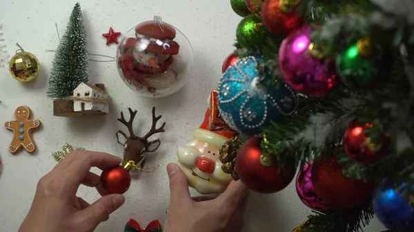 Gruß-Saison-Konzept. Hand-Setzen von Ornamenten auf Weihnachten — Stockfoto