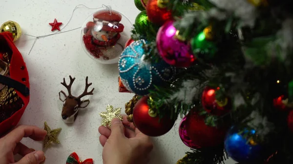 Temporada de saudação concept.hand configuração de ornamentos em um Natal — Fotografia de Stock