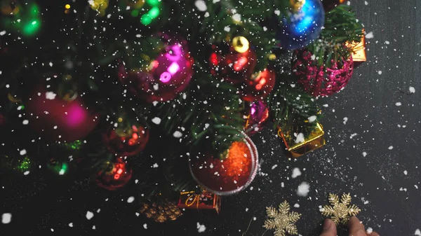 แนวคิดการทักทายฤดูกาล การตั้งค่าเครื่องประดับด้วยมือในวันคริสต์มาส — ภาพถ่ายสต็อก