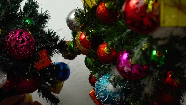 Temporada de saudação concept.hand configuração de ornamentos em um Natal — Fotografia de Stock