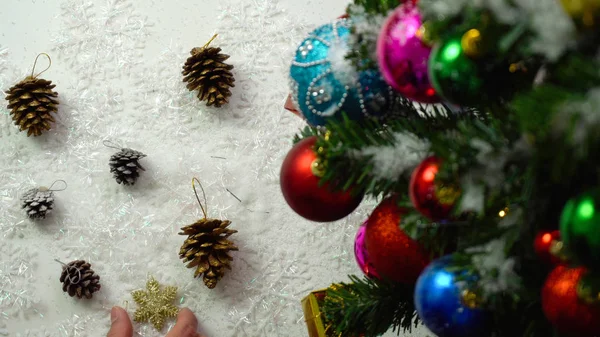 Temporada de saudação concept.hand configuração de ornamentos em um Natal — Fotografia de Stock