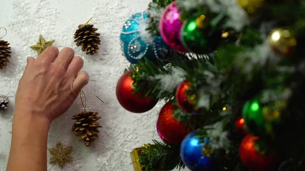 Gruß-Saison-Konzept. Hand-Setzen von Ornamenten auf Weihnachten — Stockfoto
