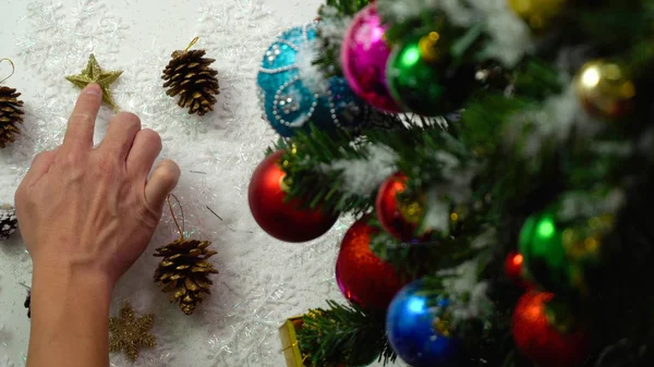 Gruß-Saison-Konzept. Hand-Setzen von Ornamenten auf Weihnachten — Stockfoto