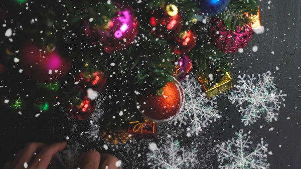 Groet seizoen concept.hand instelling van ornamenten op een kerstfeest — Stockfoto