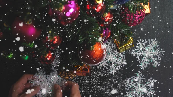 Χαιρετισμός σεζόν concept.hand ρύθμιση της στολίδια για το χριστουγεννιάτικο — Φωτογραφία Αρχείου