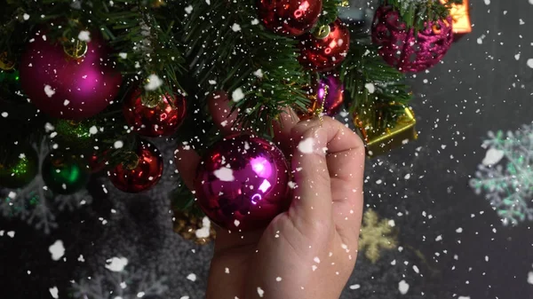 Hälsning säsong concept.hand inställningen av ornament på en jul — Stockfoto
