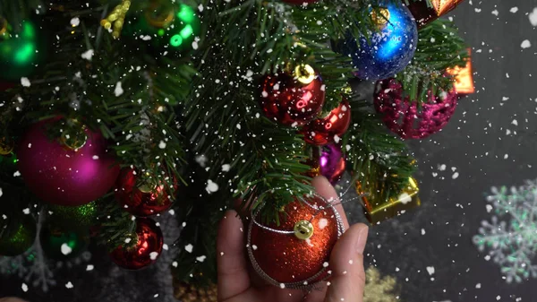 Groet seizoen concept.hand instelling van ornamenten op een kerstfeest — Stockfoto