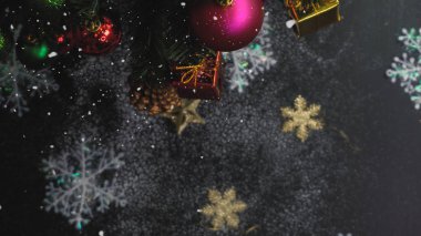 Sezon concept.hand ayarda bir Noel süsler tebrik