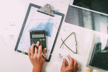 mali konularda maliyet ile çalışan işadamı el görünümünü en iyi bir