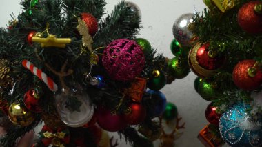 Sezon concept.hand ayarda bir Noel süsler tebrik