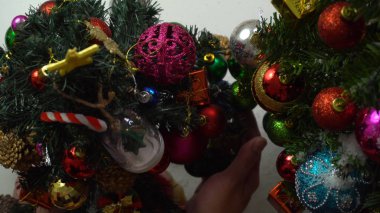 Sezon concept.hand ayarda bir Noel süsler tebrik