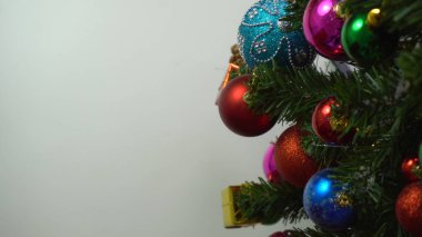 Sezon concept.hand ayarda bir Noel süsler tebrik