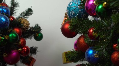 Sezon concept.hand ayarda bir Noel süsler tebrik