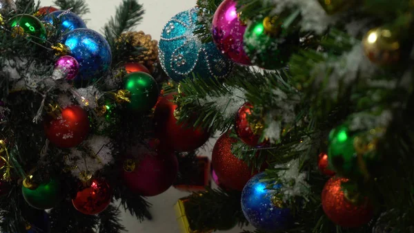 Temporada de saudação concept.hand configuração de ornamentos em um Natal — Fotografia de Stock