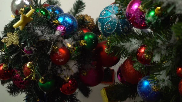 Sezon concept.hand ayarda bir Noel süsler tebrik