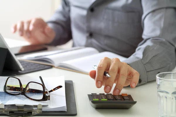 Hombre de negocios mano trabajando con las finanzas sobre el costo y la calculadora — Foto de Stock