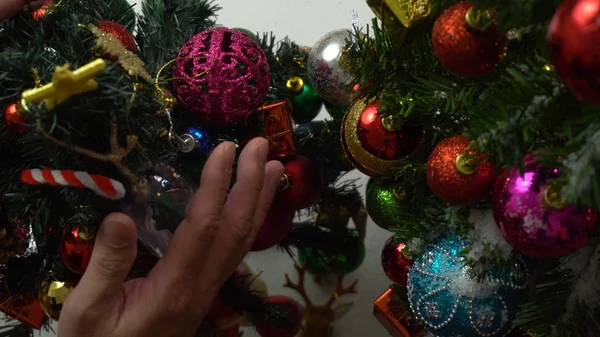 Gruß-Saison-Konzept. Hand-Setzen von Ornamenten auf Weihnachten — Stockfoto
