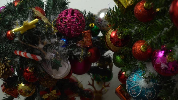 Temporada de saudação concept.hand configuração de ornamentos em um Natal — Fotografia de Stock