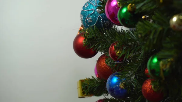 Temporada de saudação concept.hand configuração de ornamentos em um Natal — Fotografia de Stock