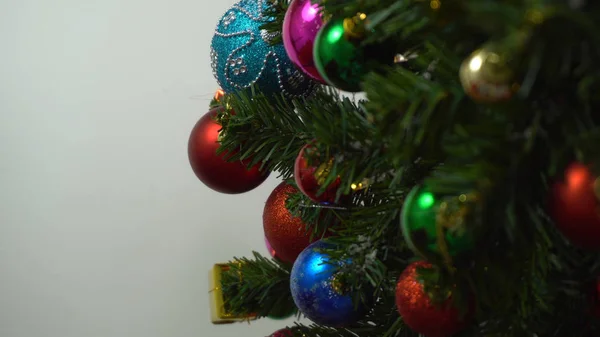 La temporada de felicitación concept.hand ajuste de los adornos en una Navidad — Foto de Stock