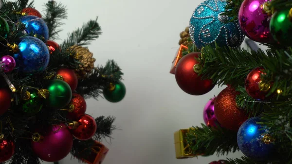 Saluto Stagione concept.hand impostazione di ornamenti su un Natale — Foto Stock