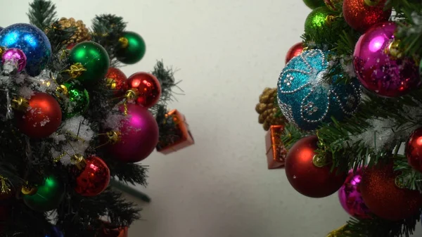 Temporada de saudação concept.hand configuração de ornamentos em um Natal — Fotografia de Stock