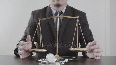 Tıp hukuk ve adalet kavramı. Avukat ve tıp hâkim'in. Sağlık denge. Dava Tıp. Ağır çekimde yargı sağlıklı teknoloji