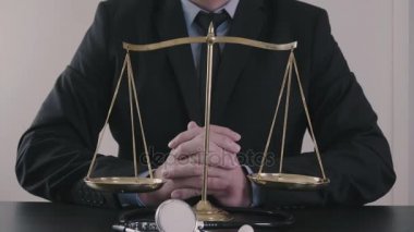 Tıp hukuk ve adalet kavramı. Avukat ve tıp hâkim'in. Sağlık denge. Dava Tıp. Ağır çekimde yargı sağlıklı teknoloji