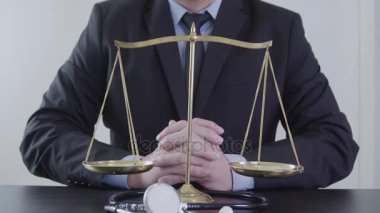 Tıp hukuk ve adalet kavramı. Avukat ve tıp hâkim'in. Sağlık denge. Dava Tıp. Ağır çekimde yargı sağlıklı teknoloji