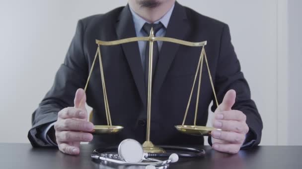 医疗法和司法概念 律师和医学法官的 医疗保健的平衡 医药诉讼 司法健康技术在慢动作中的应用 — 图库视频影像