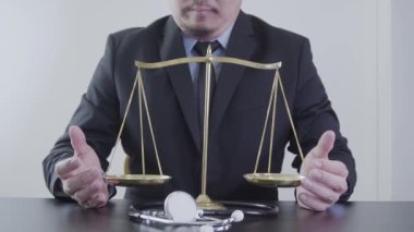 Tıp hukuk ve adalet kavramı. Avukat ve tıp hâkim'in. Sağlık denge. Dava Tıp. Ağır çekimde yargı sağlıklı teknoloji