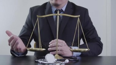 Tıp hukuk ve adalet kavramı. Avukat ve tıp hâkim'in. Sağlık denge. Dava Tıp. Ağır çekimde yargı sağlıklı teknoloji