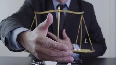 Tıp hukuk ve adalet kavramı. Avukat ve tıp hâkim'in. Sağlık denge. Dava Tıp. Ağır çekimde yargı sağlıklı teknoloji