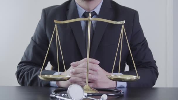 医療法と正義の概念 弁護士および医学裁判官の 医療のバランス 医療訴訟 スローモーションで司法の健全な技術 — ストック動画