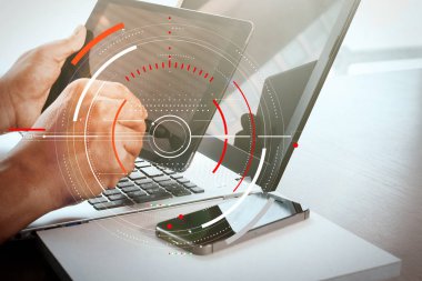 Genç yaratıcı tasarımcı adam Stylus kalem ve dijital çalışma 
