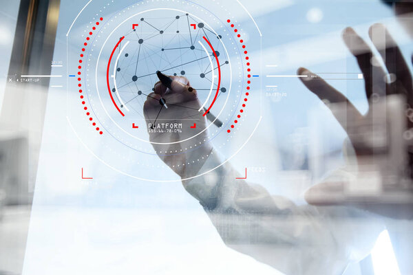 Двойная экспозиция бизнесмена, работающего с новым современным компьютером
 