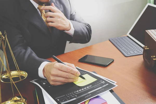 Justitie en wetgeving concept. Mannelijke advocaat in het Bureau met messing sca — Stockfoto