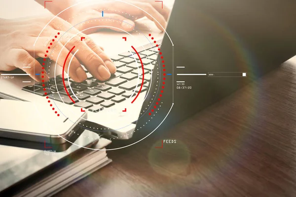 Mano de diseñador que trabaja con la tableta digital y portátil y noteboo — Foto de Stock