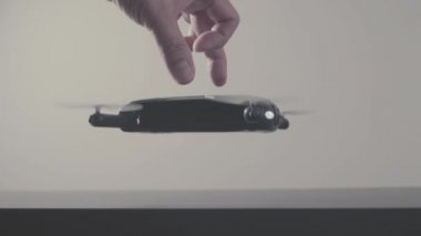 Fütüristik ulaşım kavramı. Dizüstü bilgisayar sanal kokpit pilot arayüzü ile mikro casus uçak kalkış