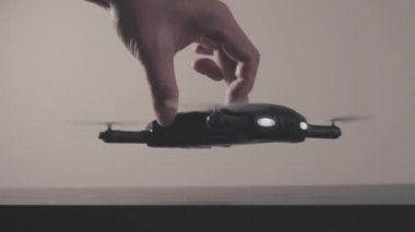 Fütüristik ulaşım kavramı. Dizüstü bilgisayar sanal kokpit pilot arayüzü ile mikro casus uçak kalkış