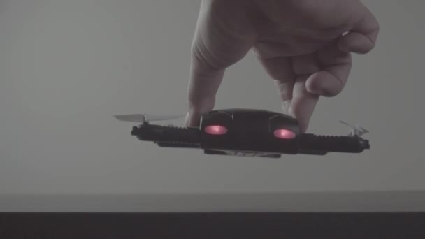 未来的运输理念 微型无人机从笔记本电脑起飞 虚拟驾驶舱先导接口 — 图库视频影像
