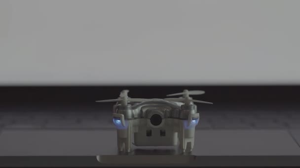 未来の交通機関の概念 仮想コックピット パイロット インターフェイスを持つラップトップ コンピューターからマイクロ ドローンを脱ぐ — ストック動画