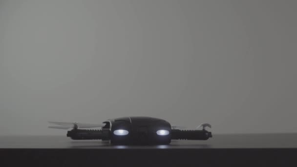 Futuristische Transport Concept Micro Drone Opstijgen Vanaf Laptopcomputer Met Virtual — Stockvideo