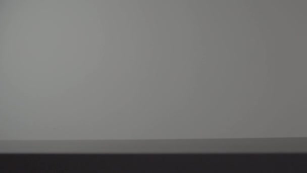 Футуристична Концепція Транспортування Мікро Дрон Знімається Ноутбука Інтерфейсом Пілота Віртуальної — стокове відео