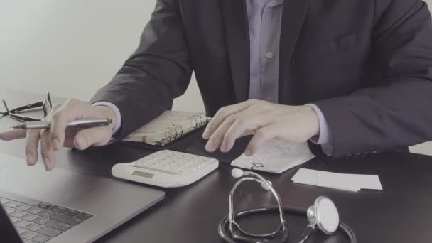 Concepto Costos Honorarios Atención Médica Hand Smart Doctor Used Calculator — Vídeos de Stock