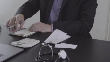 Sağlık masrafları ve ücretleri kavramı. Akıllı doktor el modern hastanede tıbbi masrafları için bir hesap makinesi kullanılır