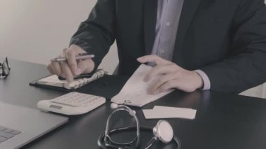 Sağlık masrafları ve ücretleri kavramı. Akıllı doktor el modern hastanede tıbbi masrafları için bir hesap makinesi kullanılır