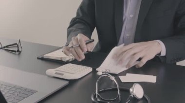 Sağlık masrafları ve ücretleri kavramı. Akıllı doktor el modern hastanede tıbbi masrafları için bir hesap makinesi kullanılır