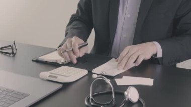 Sağlık masrafları ve ücretleri kavramı. Akıllı doktor el modern hastanede tıbbi masrafları için bir hesap makinesi kullanılır